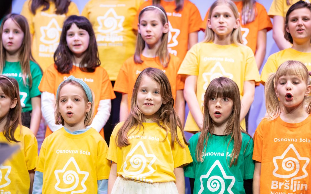 Mladi pevci očarali na Reviji otroških pevskih zborov