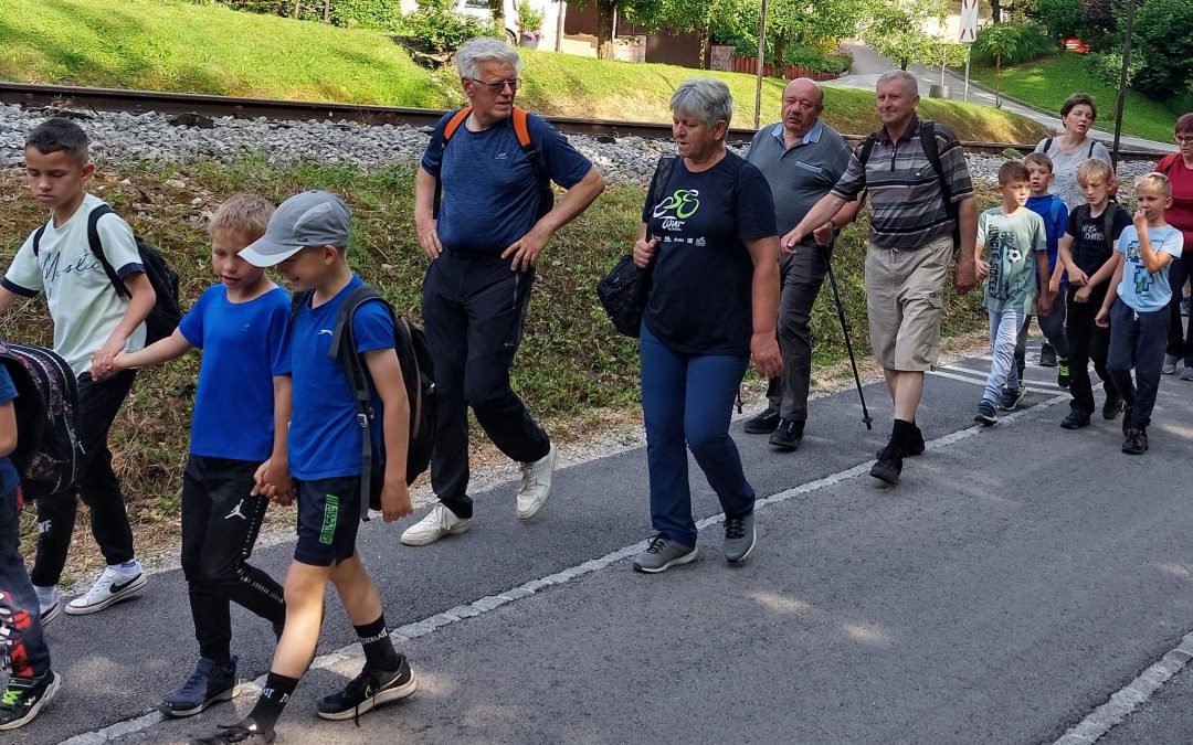 Drugošolci z babicami in dedki na izletu do Loke